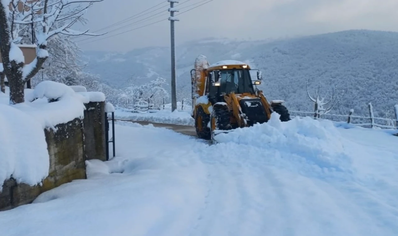 Düzce’de kapalı köy yollarında yol açma çalışmaları devam ediyor