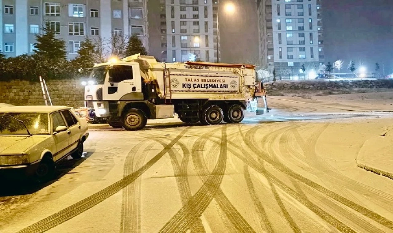 Kayseri Talas’ta kar mesai tam gaz