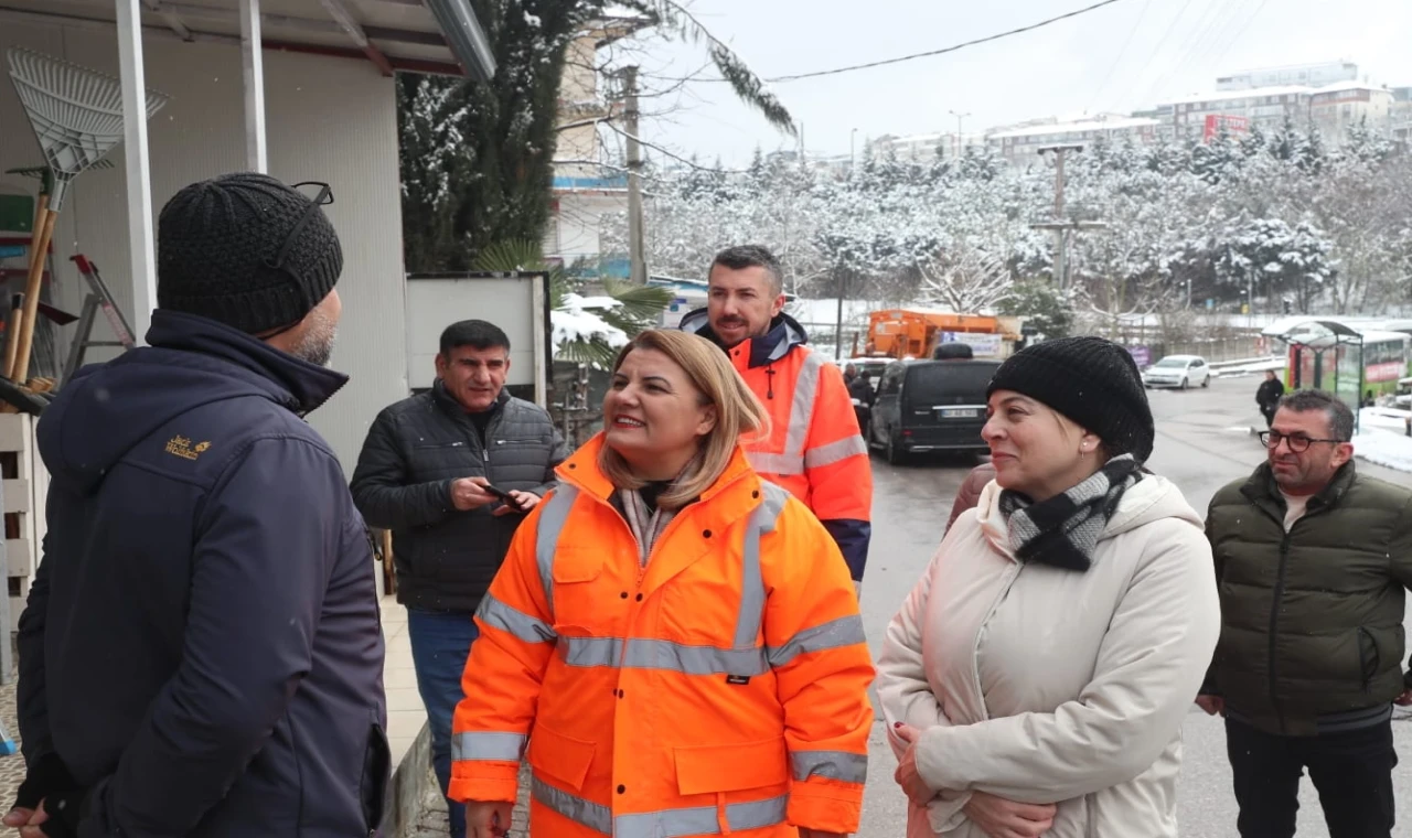 Kocaeli İzmit’te karla mücadeleye esnaftan tam not