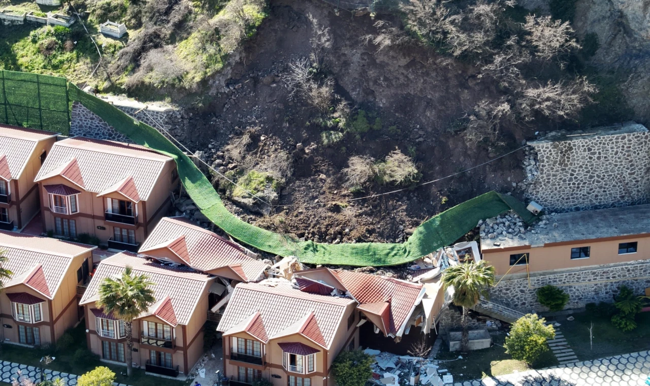 Artvin’deki heyelan turistik tesisin bazı bölümlerini yıktı