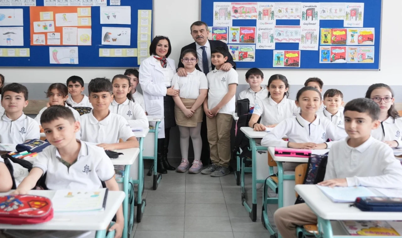 Bakan Tekin, Bursa’daki öğrencinin seçim vaadini yerine getirdi