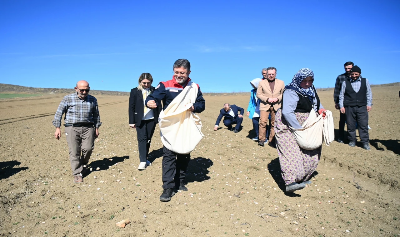 Bakan Yumaklı Taşköprü’de... Önlüğü giydi, sarımsak ekti