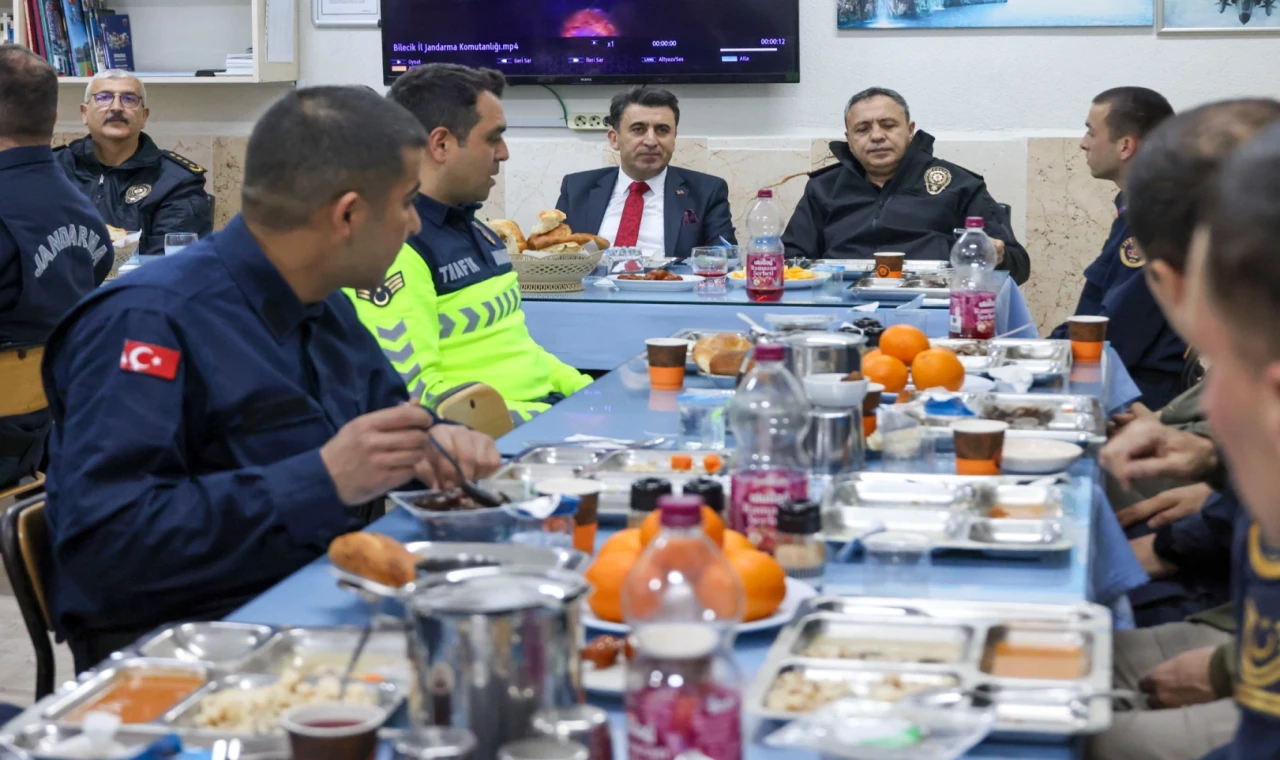 Bilecik Valisi Aygöl, jandarma personeliyle iftar yaptı