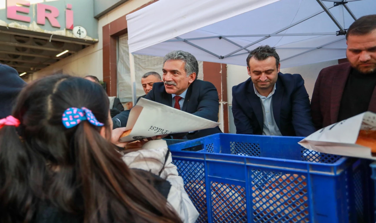 Bursa Gemlik’te iftarlık pideler belediyeden