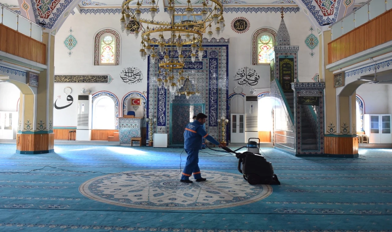 Bursa Yıldırım’ın camilerinde temizliğe devam