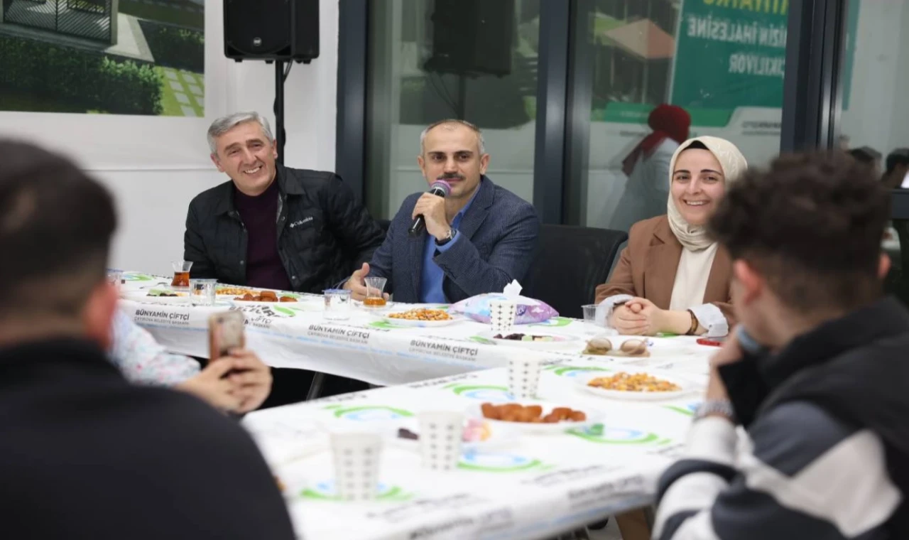 Çayırova’da Başkan gençlerle çay sohbetinde