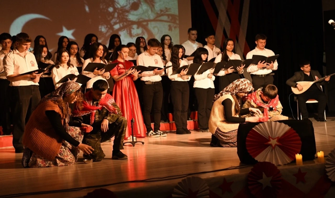 Edirne Keşan’da öğrencilerin 12 Mart oratoryosu ilgi gördü