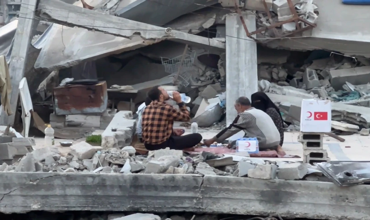 Gazze’de yıkıntılar arasında iftar! Kızılay Gazze’deki aşevi kapasitesini 30 bine çıkardı