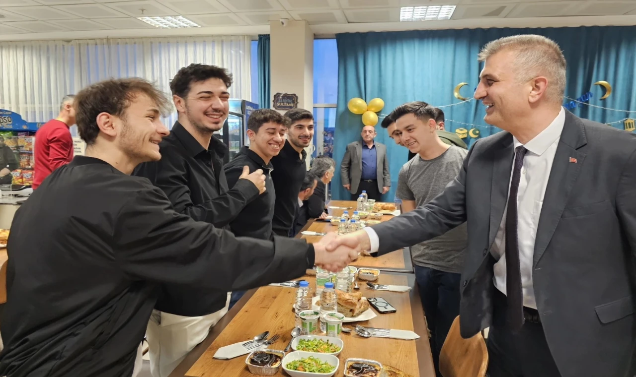 Gölcük’te Başkan Sezer üniversiteli öğrencilerle iftar yaptı