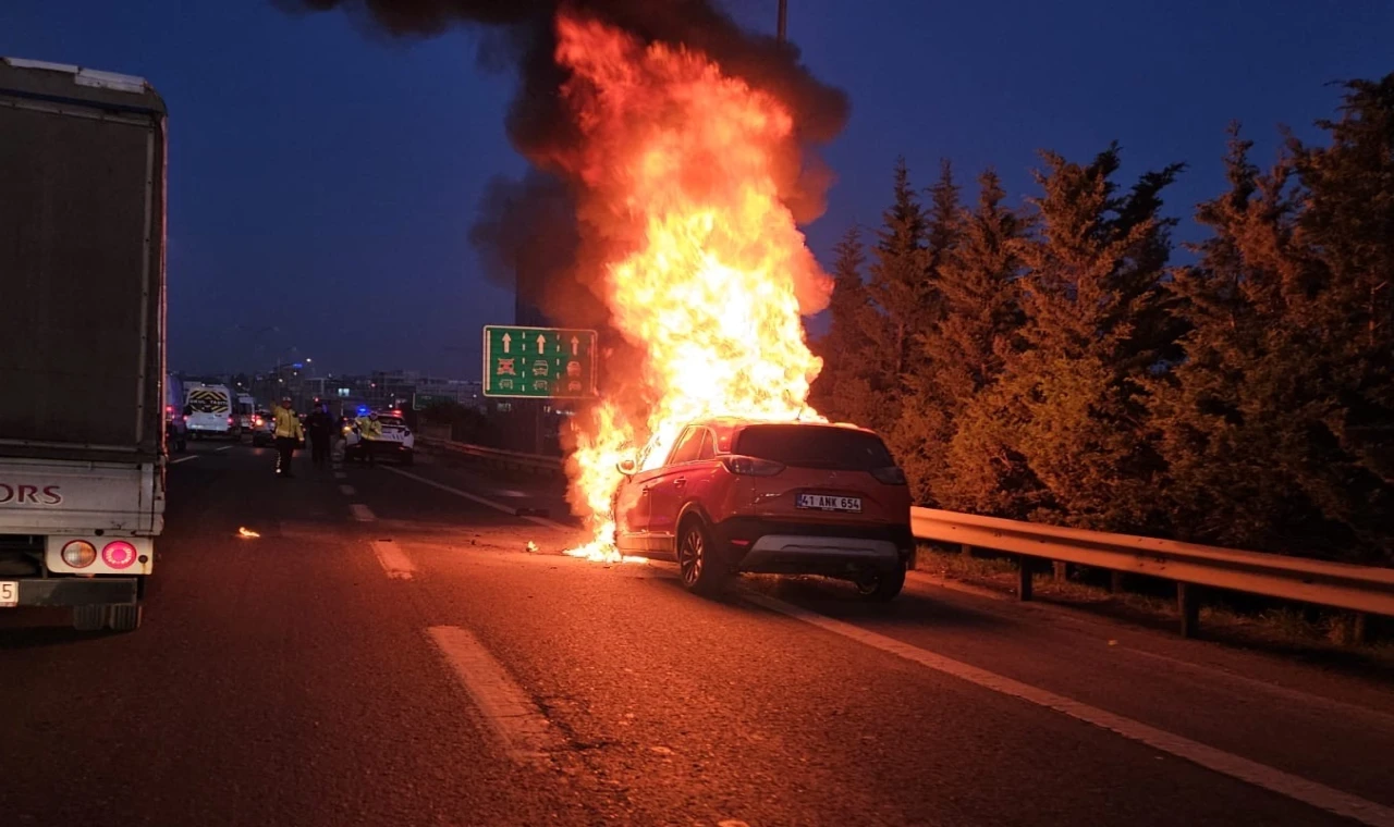 İstanbul TEM Otoyolu’nda araç yangını