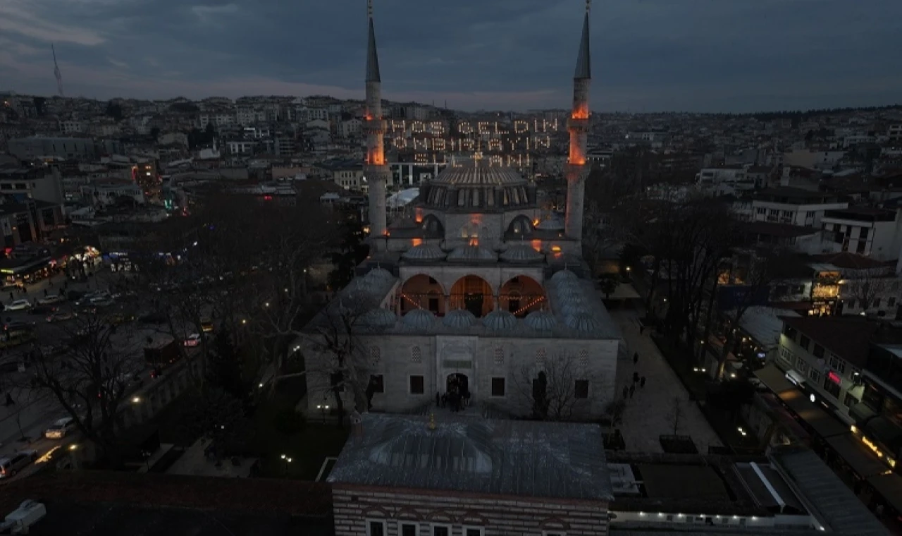 İstanbul Üsküdar’da çifte ezan geleneği sürüyor