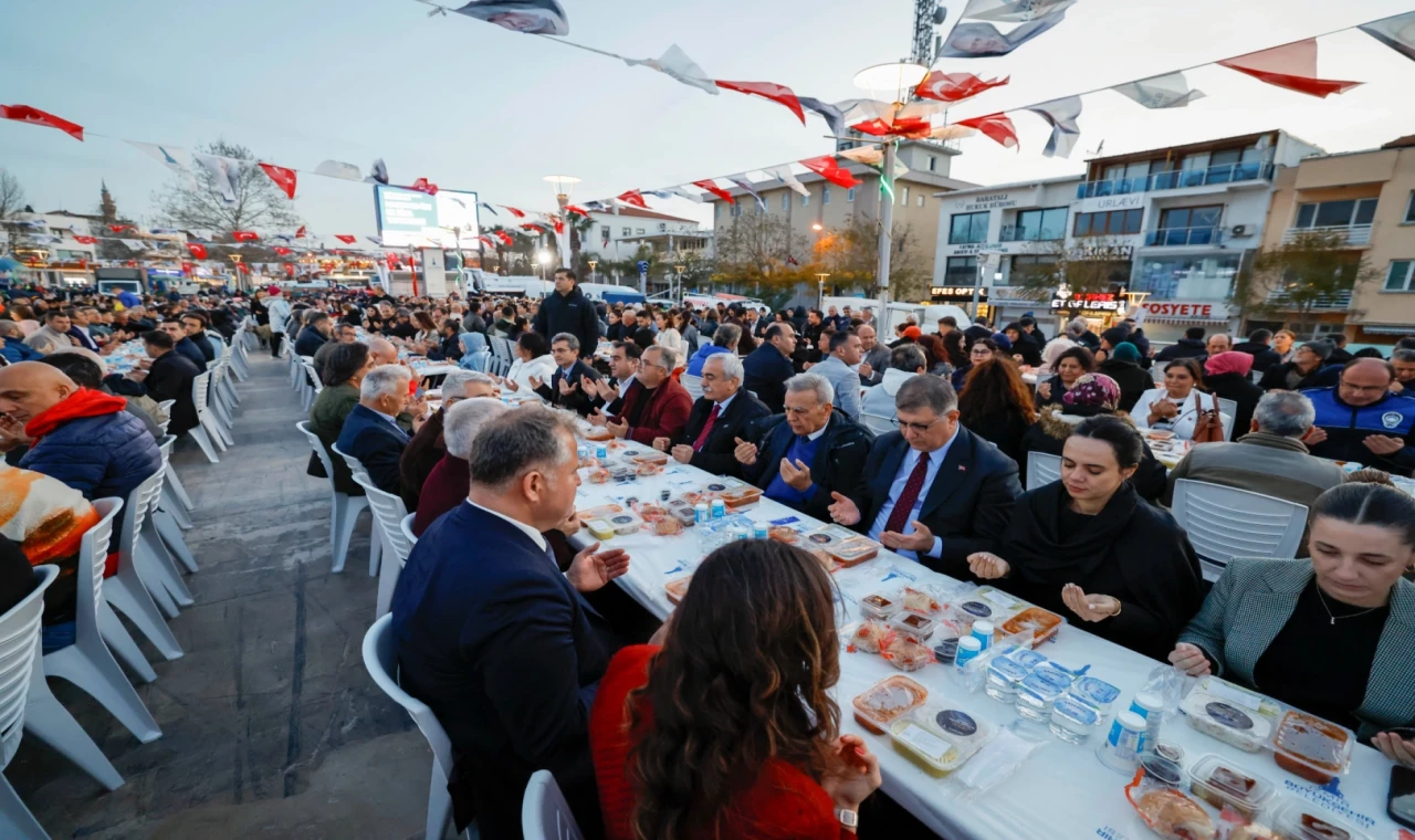 İzmir Büyükşehir’in iftar sofrası Urla’da kuruldu