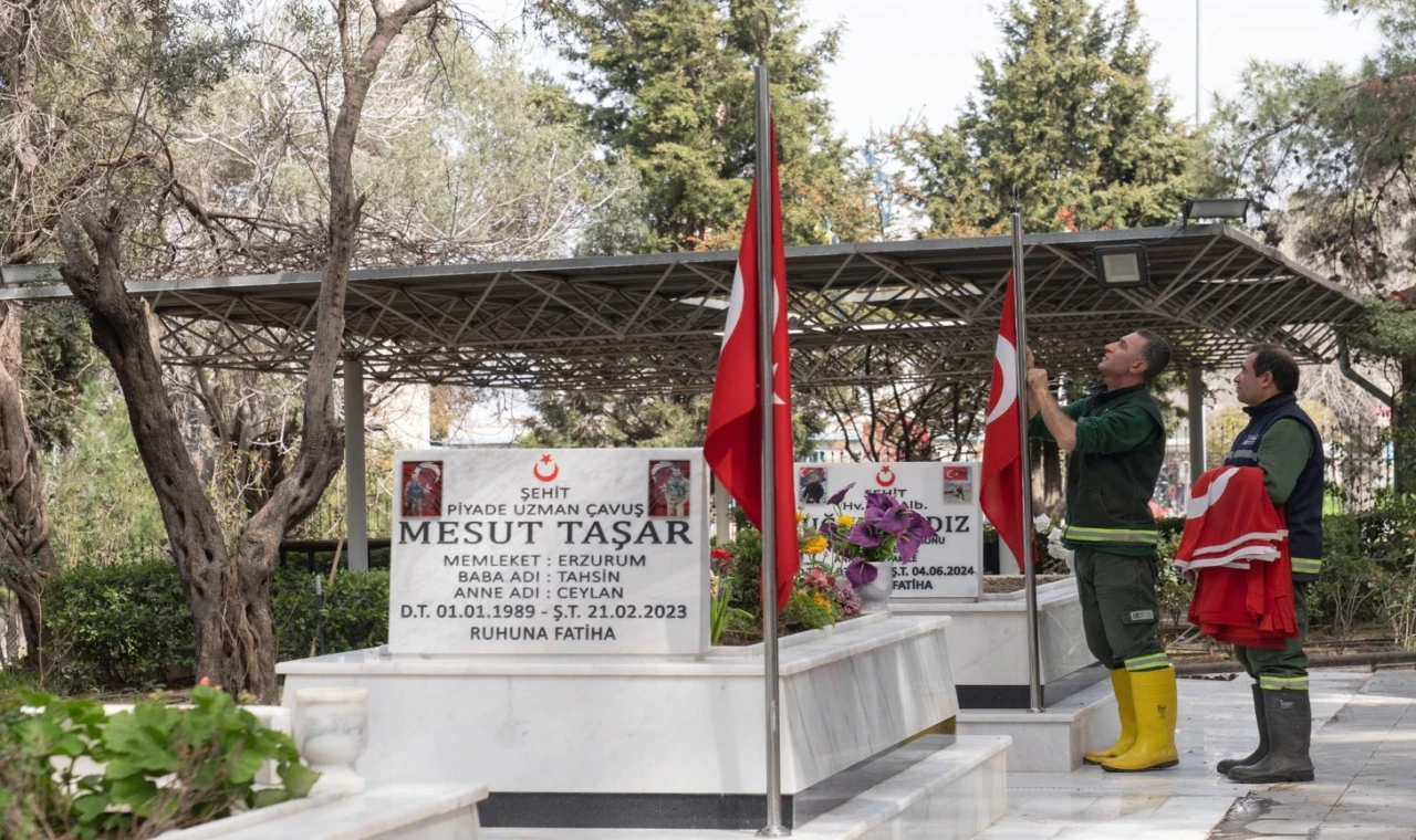 İzmir’de 18 Mart öncesi şehitliklere özel bakım