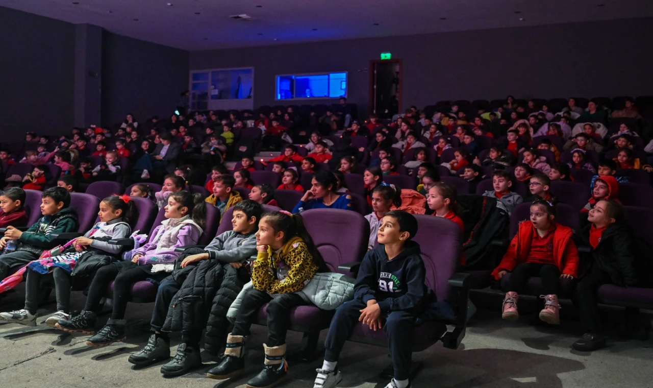 İzmir’de Başkan Eşki’den miniklere sinema müjdesi