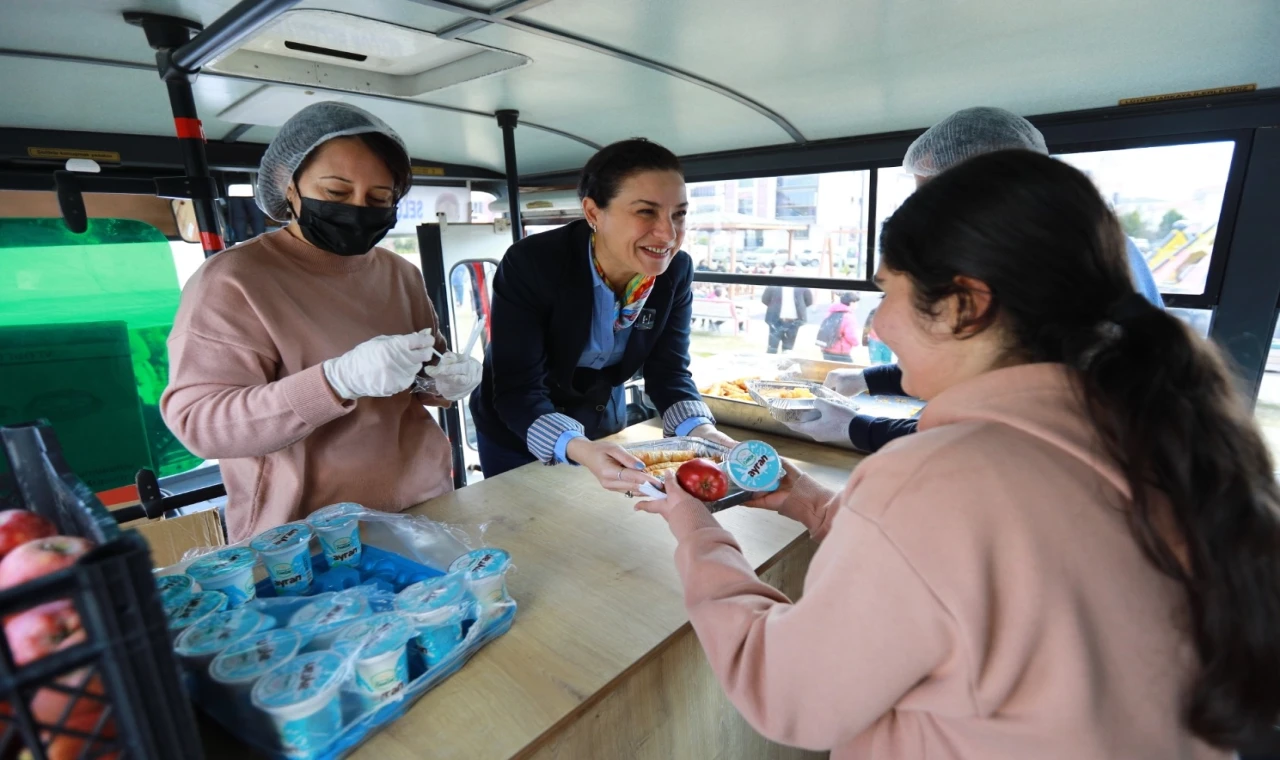 İzmir’de öğrenci otobüsünde Kent Lokantası dayanışması