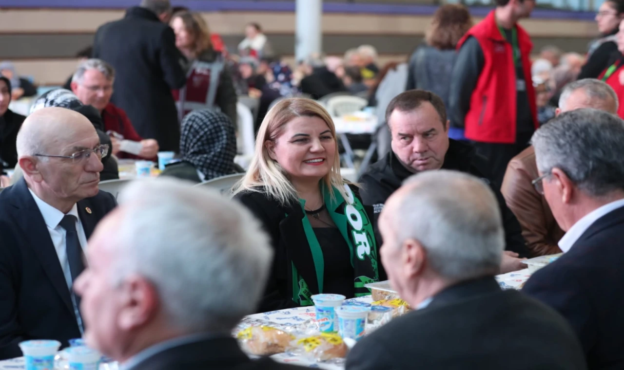 İzmit’te halk iftarında Başkan Hürriyet Akmeşeliler’le buluştu