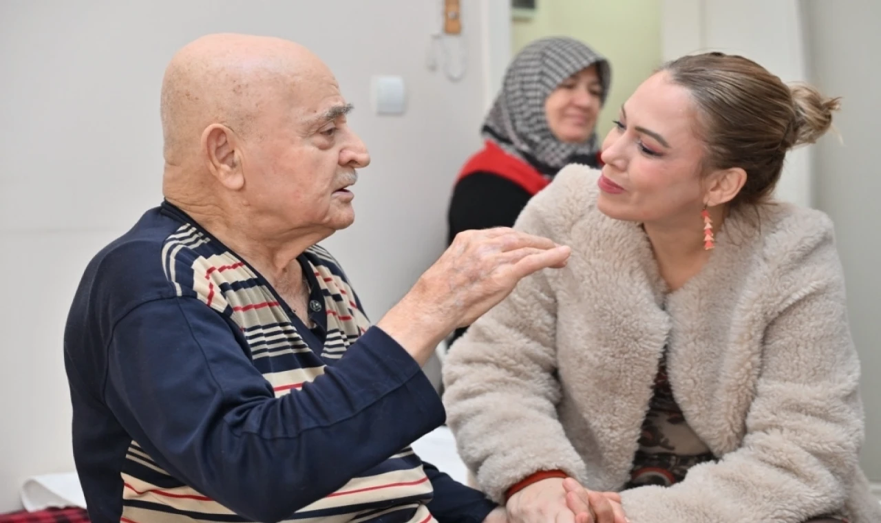 Manisa’da başkan eşinden duygusal ziyaret!