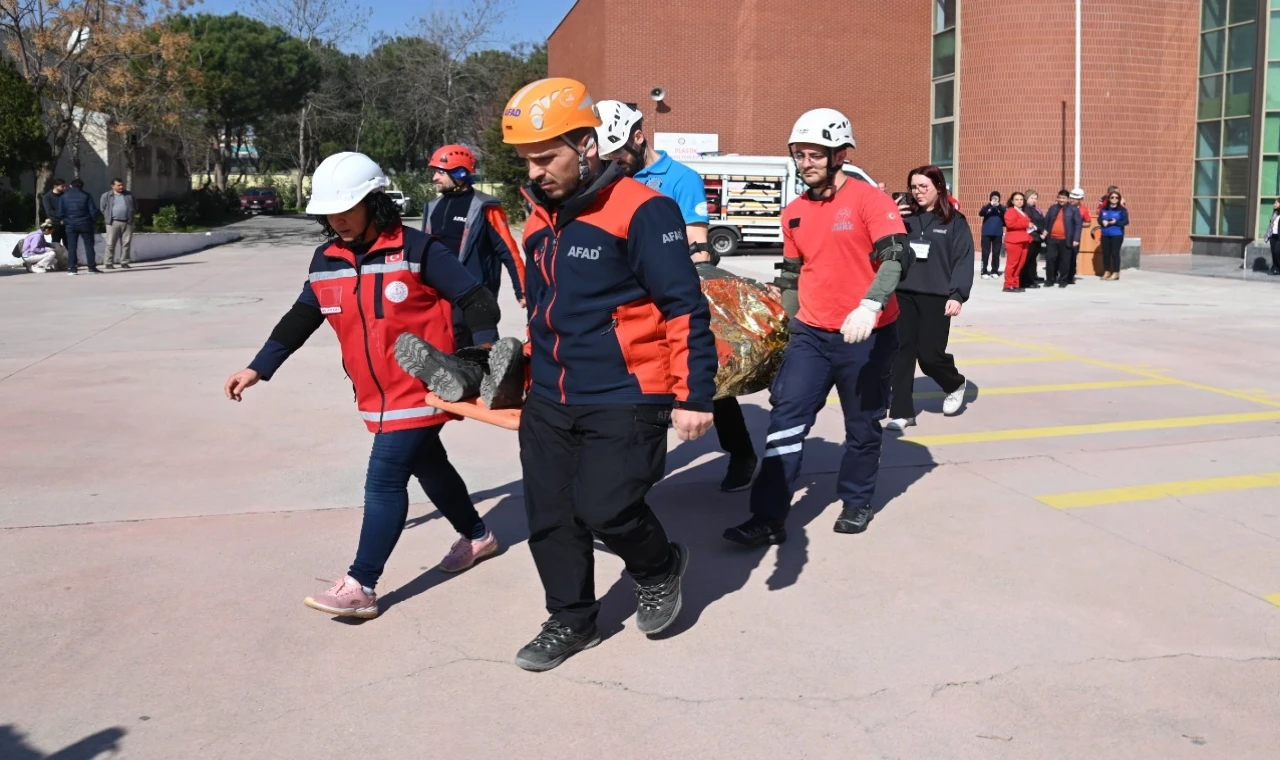 Manisa’da öğrencilere yYönelik deprem tahliye tatbikatı