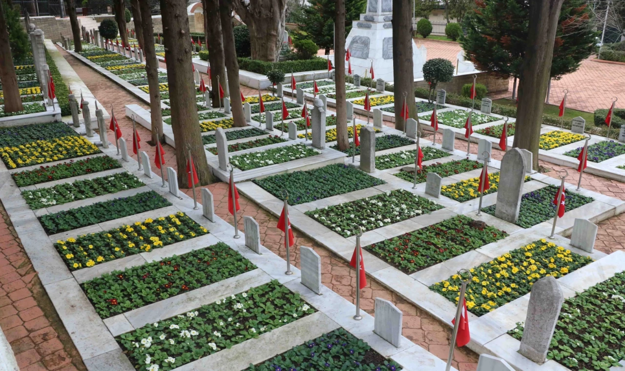 Şehitlikler, ”18 Mart Çanakkale Zaferi” için hazırlandı