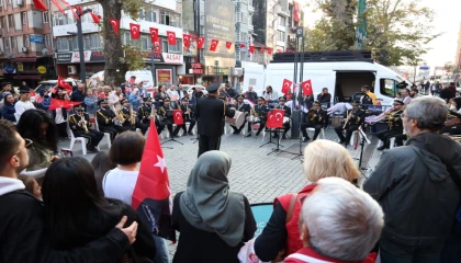 Cumhuriyet Bulvarı Ata’nın sevdiği şarkılarla çınladı