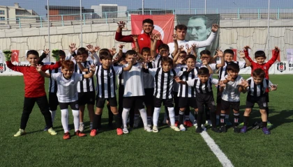 Minik futbolcular İzmit Belediyesi Cumhuriyet Bayramı Futbol Şöleninde doyasıya eğlendi 