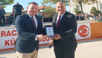 Recep Dural’a Karacaovalılardan teşekkür plaketi