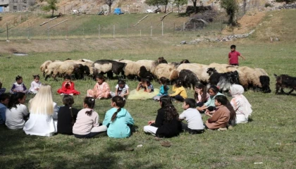 Bitlis Hizan’da öğrenciler doğada ders yapıyor