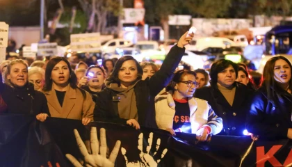 İzmirli kadınlar şiddete karşı ’tek yürek’