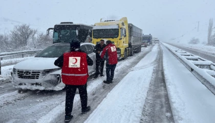 Kızılay yolda kalanların yanında!