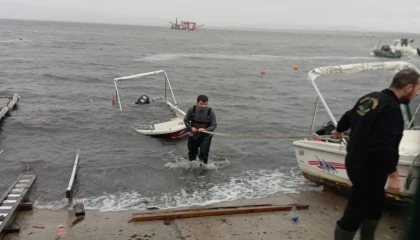 Kocaeli’de batan tekneler kıyıya çıkarıldı!