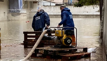 Manisa’da fırtına ve yağış ekipleri seferber etti