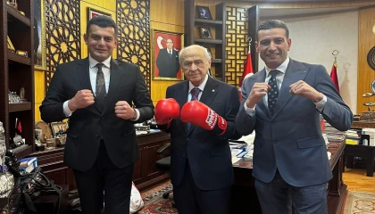 Bahçeli ’boks eldivenli’ poz!