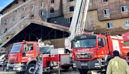 Sakarya itfaiyesi Kartalkaya’da yangına desteğe katıldı