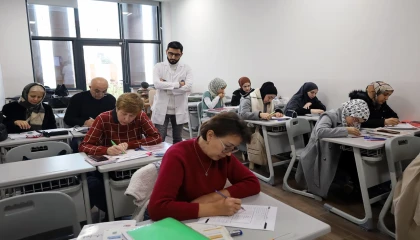 Sakarya’da farklı renk ve kültürlerden insanlar Türkçe’yi öğreniyor