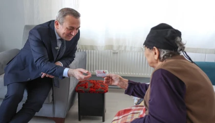 Sivas’ta Gülkartları Başkan Uzun teslim etti