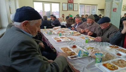 30 yıldır her gün köy meydanında topluca iftar yapıyorlar