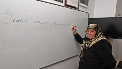 84 yaşındaki Ayşe Nine okuma yazmayı ATASEM’de öğreniyor